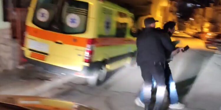 Ο ιδιοκτήτης ξενοδοχείου της Καστοριάς απομακρύνεται από αστυνομικούς κατά τη διάρκεια εκτέλεσης εντολής έξωσης (φωτ.: facebook.com/mpetskas)