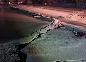 Πολλές ρωγμές σε δρόμους μετά τον τελευταίο σεισμό των 6,4 Ρίχτερ μετράπηκαν σε βαθιές «ουλές» (φωτ.: twitter.com/sabah)