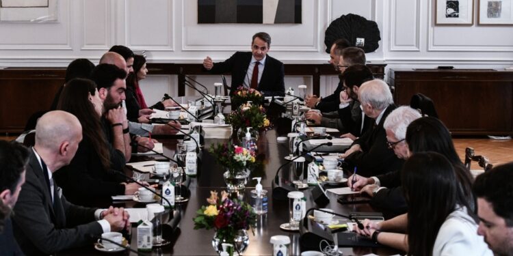 Συνάντηση του πρωθυπουργού Κυριάκου Μητσοτάκη με τους εκπροσώπους των καλλιτεχνών, Τετάρτη 15 Φεβρουαρίου 2023 (φωτ.: Eurokinissi/Τατιάνα Μπόλαρη)