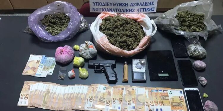 Ναρκωτικά, ζυγαριές ασφαλείας, αεροβόλο πιστόλι και μετρητά εντοπίστηκαν και κατασχέθηκαν μετά τη σύλληψη δύο ατόμων στη νοτιοανατολική Αττική (Φωτ.: astynomia.gr)