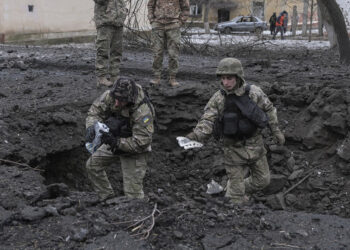 Ουκρανοί στρατιώτες επιθεωρούν κρατήρα μετά από πυραυλική επίθεση στο Κραματόρσκ, στο Ντονέτσκ (φωτ.: EPA / Sergey Shestak)