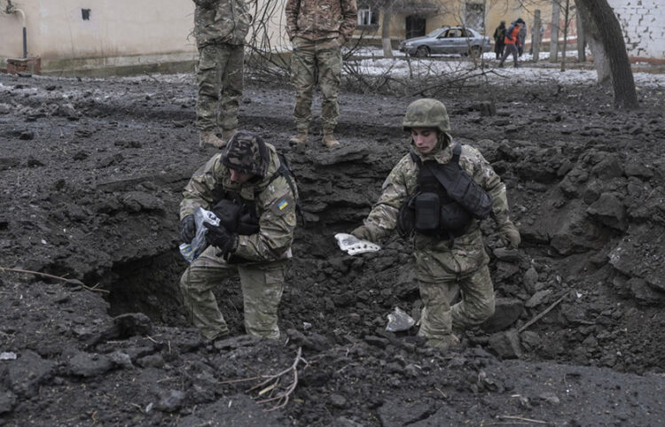 Ουκρανοί στρατιώτες επιθεωρούν κρατήρα μετά από πυραυλική επίθεση στο Κραματόρσκ, στο Ντονέτσκ (φωτ.: EPA / Sergey Shestak)