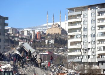 Διασώστες στα ερείπια κτιρίου στην  πόλη Kahramanmaras της νοτιοανατολικής Τουρκίας (Φωτ.: EPA/Abir Sultan)