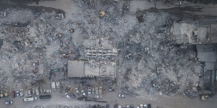 Εικόνα από drone δείχνει κτήρια στην πόλη Kahramanmaras  που κατέρρευσαν από τον φονικό σεισμό (Φωτ.EPA/Tolga Bozoglu)