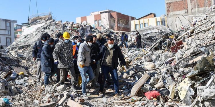 Διασώστες μεταφέρουν σορό που βρέθηκε στα συντρίμμια κτιρίου που κατέρρευσε στην πόλη Adiyaman στην νοτιοανατολική Τουρκία (φωτ.: EPA/Sedat Suna)