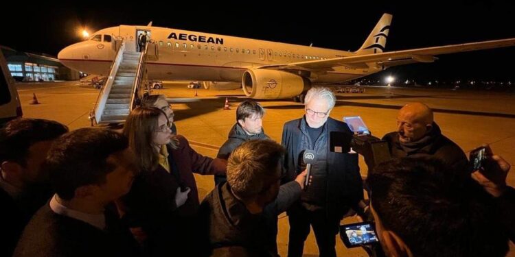 Ο υπουργός Πολιτικής Προστασίας , Χρήστος Στυλιανίδης στα Άδανα επικεφαλής της ομάδας που μεταφέρει την ελληνική ανθρωπιστική βοήθεια στην Τουρκία (Φωτ.:twitter.com/GreeceInTurkiye)
