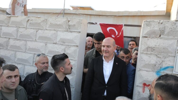 Ο Τούρκος υπουργός Εσωτερικών Σουλεϊμάν Σοϊλού, στη διάρκεια επίσκεψής του σε οικιστικό πρόγραμμα της τουρκικής κυβέρνησης στη Συρία (φωτ.: EPA/Yahya Nemah)