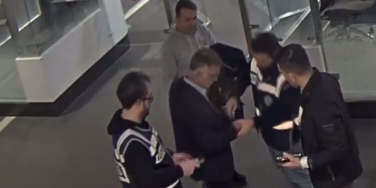 Σύλληψη εργολάβου στο αεροδρόμιο της Κωνσταντινούπολης  (Φωτ.: twitter.com/pusholder)