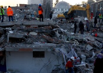 Διασώστες επιχειρούν σε κτίριο που κατέρρευσε στην επαρχία Αντιαγιαμάν της νοτιοανατολικής Τουρκίας μετά τον φονικό σεισμό (Φωτ.: EPA/Sedat Suna)