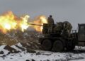 Ουκρανοί στρατιώτες πυροβολούν με άρμα μάχης στο Μπαχμούτ, στην επαρχία του Ντόνετσκ. (φωτ. αρχείου: EPA/Sergey Shestak)