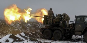 Ουκρανοί στρατιώτες πυροβολούν με άρμα μάχης στο Μπαχμούτ, στην επαρχία του Ντόνετσκ. (φωτ. αρχείου: EPA/Sergey Shestak)