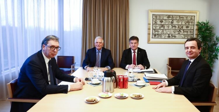 Ο πρόεδρος της Σερβίας Αλεξάνταρ Βούτσιτς και ο πρωθυπουργός του Κοσόβου Άλμπιν Κούρτι, σε συνάντηση στις Βρυξέλλες με τον ύπατο εκπρόσωπο Εξωτερικής Πολιτικής της ΕΕ Ζοζέπ Μπορέλ και τον ειδικό απεσταλμένο για τον διάλογο Βελιγραδίου - Πρίστινας Μίροσλαβ Λάιτσακ (φωτ. αρχείου: EPA/Stephanie Lecocq)