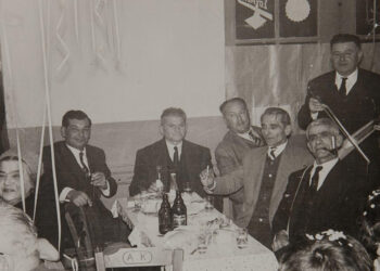 Παρέα Ποντίων διασκεδάζει τις Απόκριες στο μαγαζί του Λεωνίδα Αδαμίδη στην Καλλιθέα, περ. 1960. Στη λύρα ο Χρήστος Μπαϊρακτάρης. Μπροστά του με την πίπα ο Ηλίας Αλβανίδης από την Τραπεζούντα και αριστερά στο τραπέζι ο Λευτέρης Σιδηρόπουλος (φωτ.: Επιτροπή Ποντιακών Μελετών)