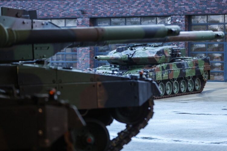 Γερμανικά άρματα μάχης Leopard 2 στη διάρκεια άσκησης στο Άουγκουστντορφ. Η Πορτογαλία διεξάγει συνομιλίες με τη Γερμανία για να λάβει ανταλλακτικά, τα οποία χρειάζεται για την επισκευή αριθμού αρμάτων Leopard που έχει στην κατοχή της (φωτ.: EPA/Friedemann Vogel)