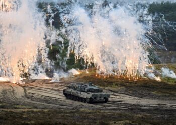 Άρμα μάχης Leopard 2 A6 μετέχει σε άσκηση στη Γερμανία. Η γερμανική κυβέρνηση αναμένεται να προμηθεύσει στην Ουκρανία 14 τέτοια άρματα (φωτ.: EPA/Friedemann Vogel)