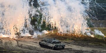 Άρμα μάχης Leopard 2 A6 μετέχει σε άσκηση στη Γερμανία. Η γερμανική κυβέρνηση αναμένεται να προμηθεύσει στην Ουκρανία 14 τέτοια άρματα (φωτ.: EPA/Friedemann Vogel)
