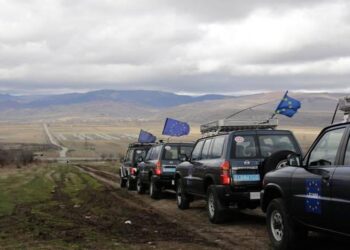 Η αποστολή των ευρωπαίων παρατηρητών ενώ διασχίζει τα εδάφη της Αρμενίας, κατευθυνόμενη στο Ναγκόρνο Καραμπάχ (φωτ.: twitter/ Vahagn Khachaturyan)