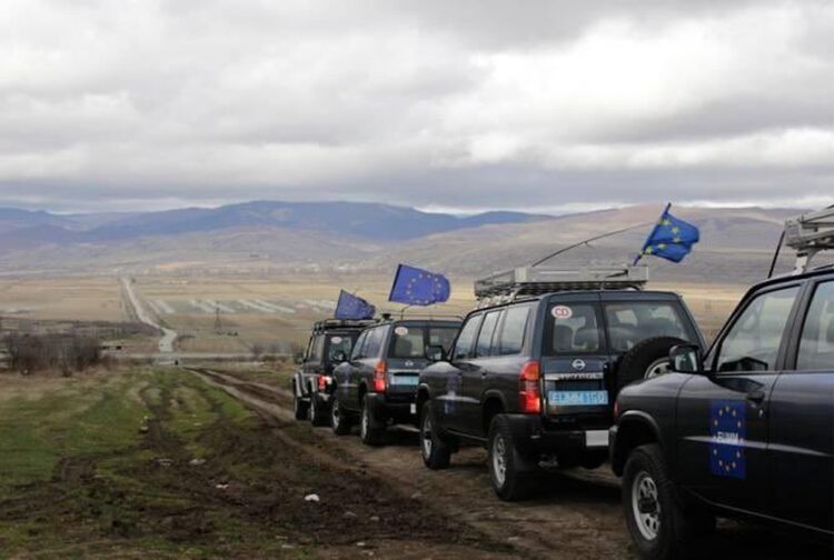 Η αποστολή των ευρωπαίων παρατηρητών ενώ διασχίζει τα εδάφη της Αρμενίας, κατευθυνόμενη στο Ναγκόρνο Καραμπάχ (φωτ.: twitter/ Vahagn Khachaturyan)