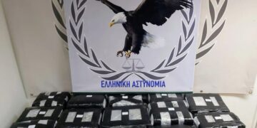 Οι συλληφθέντες είχαν κρύψει 44 νάιλον συσκευασίες που περιείχαν ακατέργαστη κάνναβη στην οροφή του ΙΧΕ αυτοκινήτου (φωτ.: Ελληνική Αστυνομία)