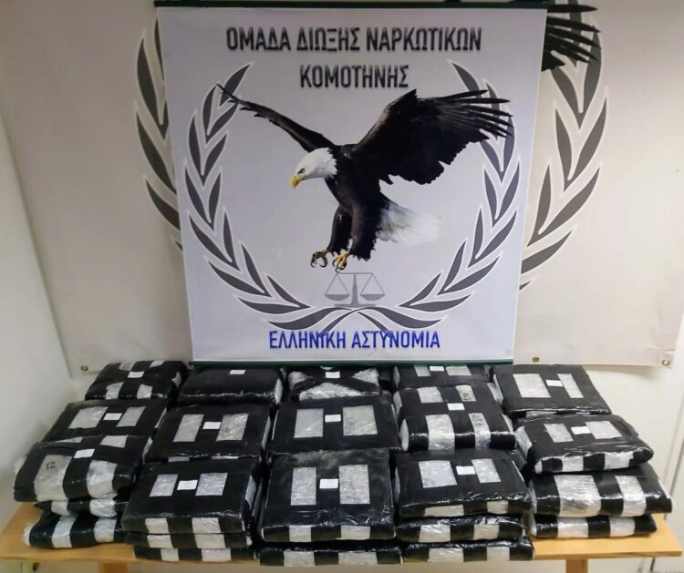 Οι συλληφθέντες είχαν κρύψει 44 νάιλον συσκευασίες που περιείχαν ακατέργαστη κάνναβη στην οροφή του ΙΧΕ αυτοκινήτου (φωτ.: Ελληνική Αστυνομία)