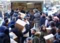 Μέλη της τουρκικής κοινότητας στο Βερολίνο συγκεντρώνουν ανθρωπιστική βοήθεια για τους πληγέντες του σεισμού (φωτ.: EPA/Clemens Bilan)