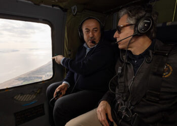 Τσαβούσογλου και Μπλίνκεν σε πτήση πάνω από τις σεισμόπληκτες περιοχές (φωτ.: Twitter / Secretary Antony Blinken)