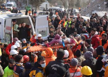 Η διάσωση της 7χρονης Ίκρα Ταστζί τρεις ημέρες μετά από τον φονικό σεισμό, γέμισε ελπίδα τους παρευρισκόμενους (φωτ.: EPA/Abir Sultan)
