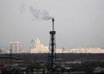 Άποψη διυλιστηρίου της Gazpromneft στη Μόσχα (φωτ.: EPA / Maxim Shipenkov)