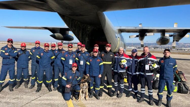 Η νέα ομάδα της ΕΜΑΚ αποτελείται από 15 πυροσβέστες, διασωστικό σκύλο και δύο οχήματα της 2ης ΕΜΑΚ, Αξιωματικό-Μηχανικό με εξειδίκευση στην υποστύλωση σε ερείπια κτηρίων που έχουν καταρρεύσει, καθώς και 3 ιατρούς και διασώστες του ΕΚΑΒ (φωτ.: twitter)