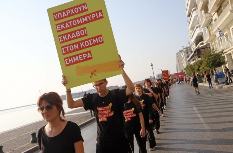 Στιγμιότυπο από παλιότερη πορεία στο κέντρο της Θεσσαλονίκης, ενάντια στην εμπορία ανθρώπων (φωτ.: ΜΟΤΙΟΝΤΕΑΜ/Γιώργος Κωνσταντινίδης)