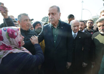 Ο Ερντογάν στο σεισμόπληκτο Χατάι. Πίσω του διακρίνεται ο κυβερνητικός εταίρος και επικεφαλής του εθνικιστικού MHP Ντεβλέτ Μπαχτσελί (φωτ.: Προεδρία της Δημοκρατίας της Τουρκίας)