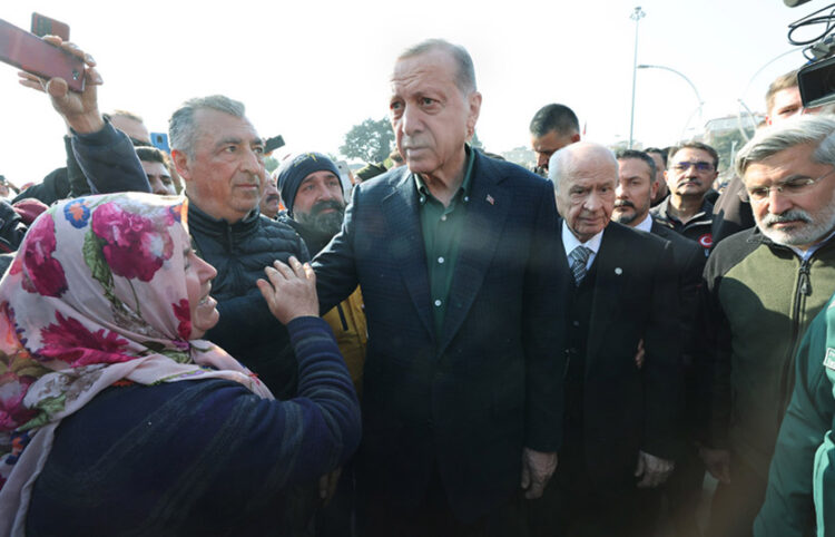 Ο Ερντογάν στο σεισμόπληκτο Χατάι. Πίσω του διακρίνεται ο κυβερνητικός εταίρος και επικεφαλής του εθνικιστικού MHP Ντεβλέτ Μπαχτσελί (φωτ.: Προεδρία της Δημοκρατίας της Τουρκίας)
