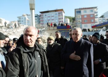 Ο Τούρκος πρόεδρος στη διάρκεια επίσκεψής του στην επαρχία Χατάι, που χτυπήθηκε από το σεισμό της Δευτέρας (φωτ.: EPA/Murat Cetinmuhurdar)