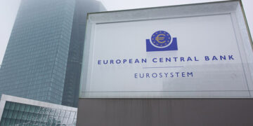 Ταμπέλα έξω από το κτήριο της ΕΚΤ στη Φρανκφούρτη (φωτ.: EPA / Andre Rain)