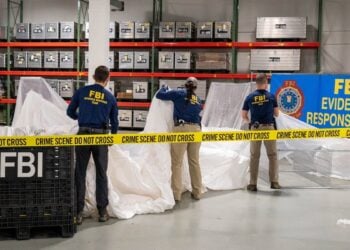 Πράκτορες του FBI επεξεργάζονται στοιχεία του κινεζικού μπαλονιού, το οποίο καταρρίφθηκε την περασμένη εβδομάδα (φωτ.: EPA/FBI)