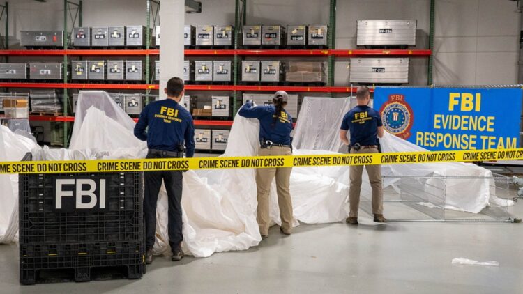 Πράκτορες του FBI επεξεργάζονται στοιχεία του κινεζικού μπαλονιού, το οποίο καταρρίφθηκε την περασμένη εβδομάδα (φωτ.: EPA/FBI)