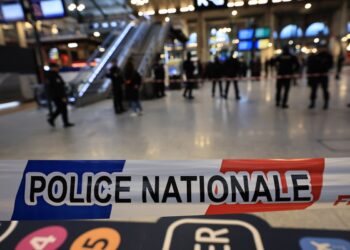 Γάλλοι αστυνομικοί φρουρούν τόπο εγκλήματος στο Παρίσι. Η επίθεση σημειώθηκε στο καθολικό λύκειο του Αγίου Θωμά Ακινάτη του Σεν-Ζαν-ντε-Λυς (φωτ.: EPA/Christophe Petit Tesson)