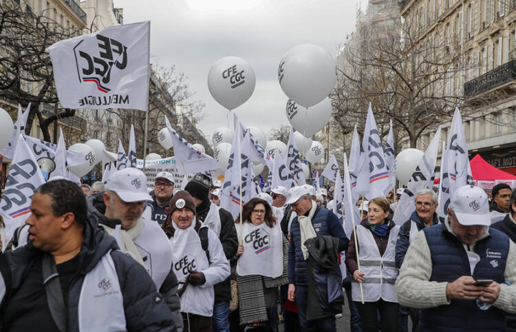 Διαδηλωτές στο Παρίσι κατά της μεταρρύθμισης στο συνταξιοδοτικό (φωτ.: EPA / Teresa Suarez)
