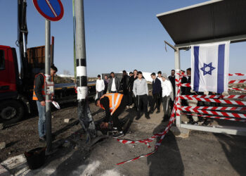 Η στάση του λεωφορείου στην εβραϊκή συνοικία Ραμότ της Ανατολικής Ιερουσαλήμ (φωτ.: EPA / Atef Safadi)