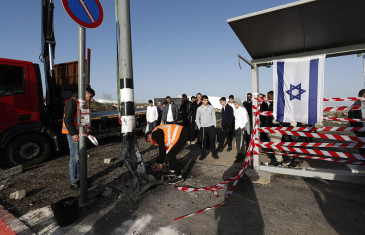 Η στάση του λεωφορείου στην εβραϊκή συνοικία Ραμότ της Ανατολικής Ιερουσαλήμ (φωτ.: EPA / Atef Safadi)