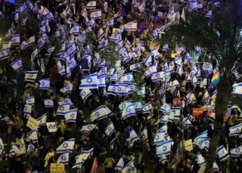 Ισραηλινοί διαδηλώνουν στο Τελ Αβίβ κατά των δικαστικών μεταρρυθμίσεων που προωθεί η ισραηλινή κυβέρνηση του Βενιαμίν Νετανιάχου (φωτ.: EPA/Abir Sultan)