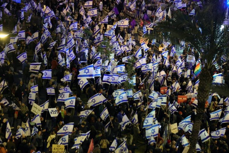Ισραηλινοί διαδηλώνουν στο Τελ Αβίβ κατά των δικαστικών μεταρρυθμίσεων που προωθεί η ισραηλινή κυβέρνηση του Βενιαμίν Νετανιάχου (φωτ.: EPA/Abir Sultan)