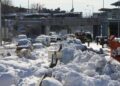 Εγκλωβισμένα αυτοκίνητα από τα χιόνια στην Αττική Οδό, μετά την επέλαση της κακοκαιρίας «Ελπίς» που έπληξε την χώρα, πέρυσι τον Ιανουάριο (φωτ.: ΑΠΕ-ΜΠΕ/Αλέξανδρος Βλάχος)