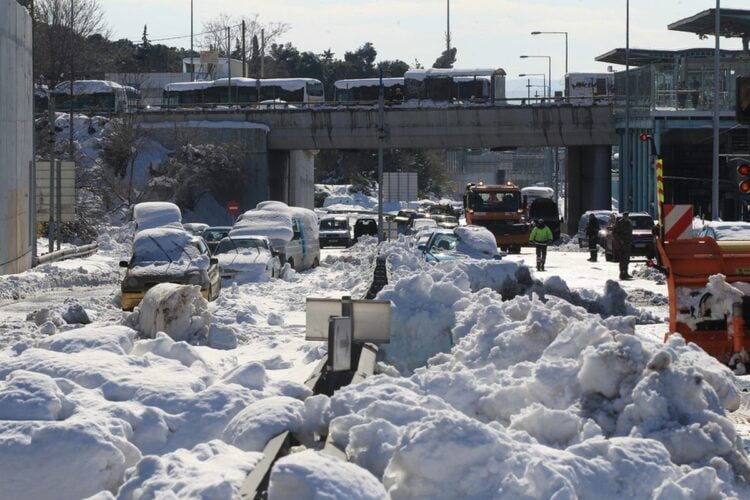 Εγκλωβισμένα αυτοκίνητα από τα χιόνια στην Αττική Οδό, μετά την επέλαση της κακοκαιρίας «Ελπίς» που έπληξε την χώρα, πέρυσι τον Ιανουάριο (φωτ.: ΑΠΕ-ΜΠΕ/Αλέξανδρος Βλάχος)