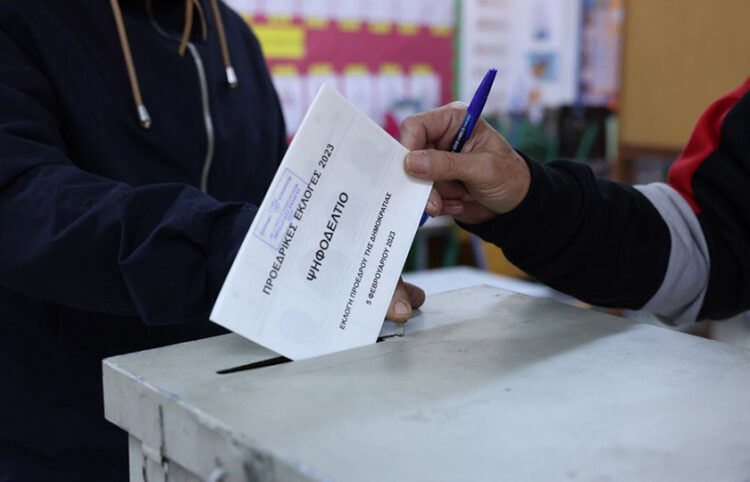 Ψηφοφόρος ασκεί το εκλογικό του δικαίωμα στις κυπριακές προεδρικές εκλογές (φωτ.: ΑΠΕ-ΜΠΕ / Κάτια Χριστοδούλου)
