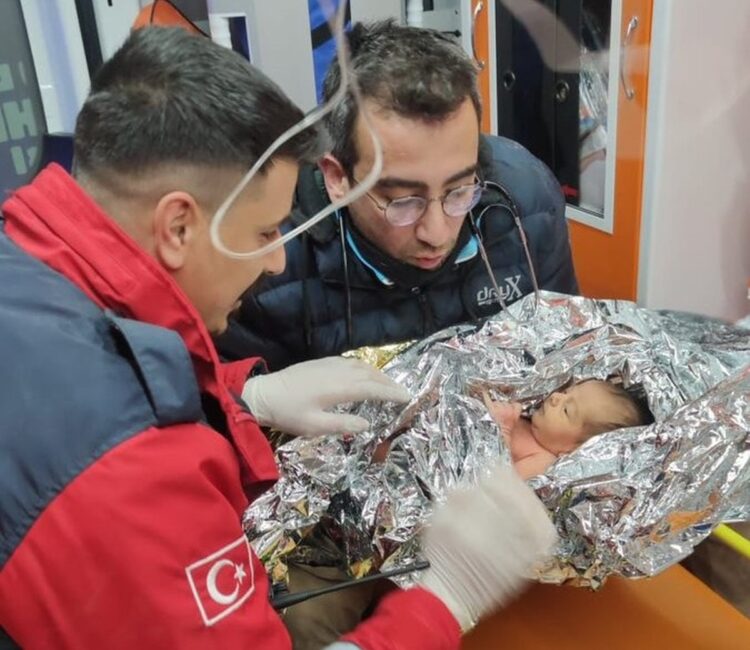 Οι διασώστες τύλιξαν το μωρό σε μια θερμική κουβέρτα και τον μετέφεραν με ασθενοφόρο στο νοσοκομείο για προληπτικές εξετάσεις (φωτ.: twitter)