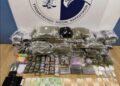 Τα κατασχεθέντα ναρκωτικά και τα χρήματα που βρέθηκαν στα σπίτια των συλληφθέντων (φωτ.: Ελληνική Αστυνομία)