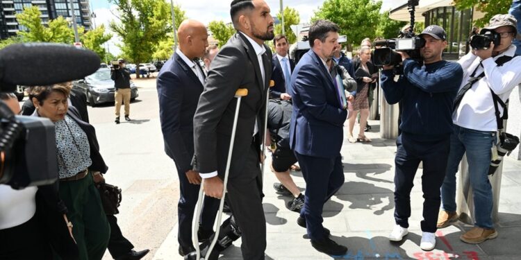 Ο Ελληνοαυστραλός τενίστας Νικ Κύργιος ενώ προσέρχεται στο δικαστήριο με πατερίτσες, λόγω επέμβασης που υπέστη στο γόνατο (φωτ.: EPA/Mick Tsikas)