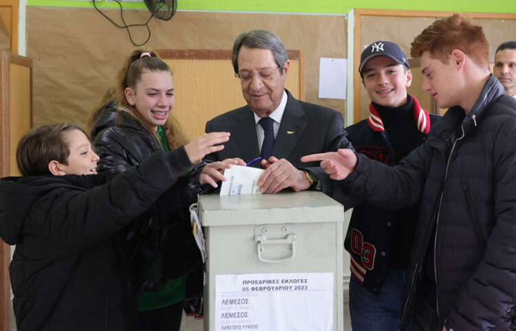 Ο απερχόμενος Πρόεδρος της Κυπριακής Δημοκρατίας Νίκος Αναστασιάδης, ασκεί το εκλογικό του δικαίωμα, κατά τη διάρκεια της ψηφοφορίας για την εκλογή Προέδρου της Κυπριακής Δημοκρατίας, στο Λανίτειο Λύκειο της Λεμεσού (φωτ.: ΑΠΕ-ΜΠΕ / PIO / Σταύρος Ιωαννίδης)