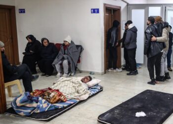 Τραυματίες σε νοσοκομείο στο Ισκεντερούν της Τουρκίας (φωτ.: EPA/Erdem Sahin)